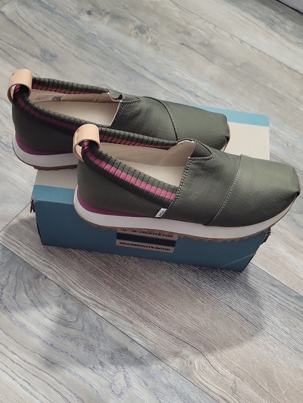 Toms Alp Resident 2.0 Olive Green Slip-Ons with Pink Trim 7